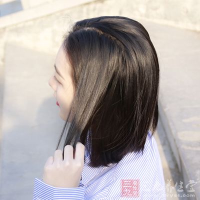 女人掉头发，缺乏的不仅仅是营养