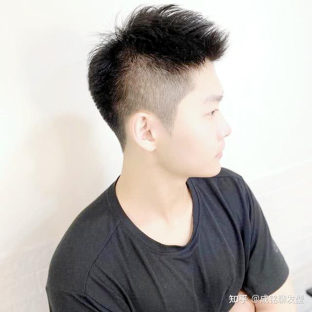 头发蓬松技巧，男生如何吹出时尚感与自信