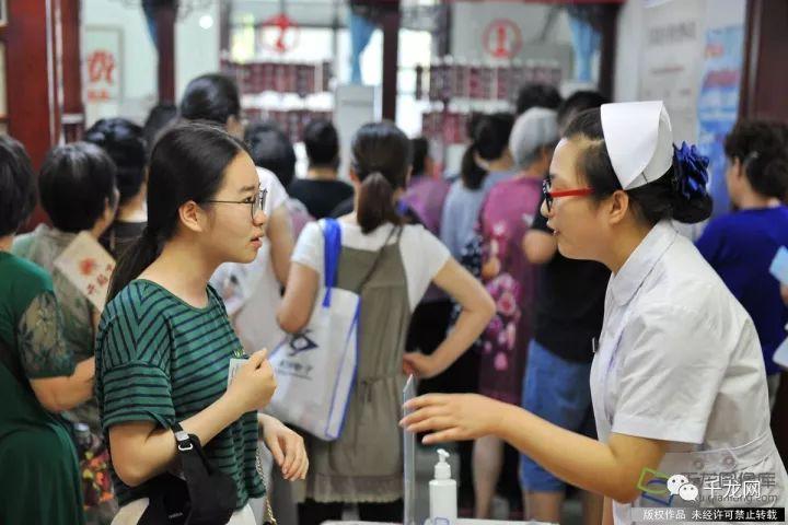 医院挂号，网上预约已满，现场还能挂上号吗？