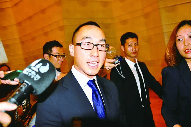 澳门六哥老板的神秘面纱，揭秘与敬而远之的双重态度